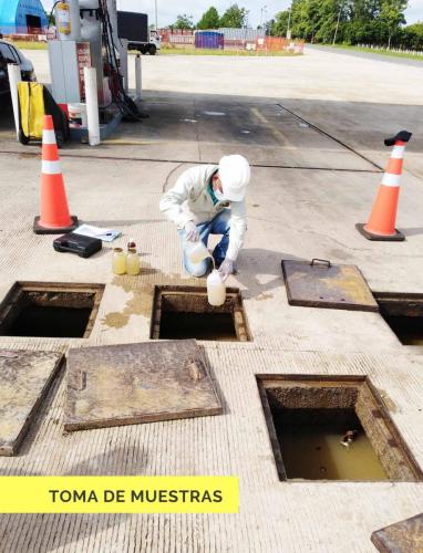 Toma de muestras aguas residuales.